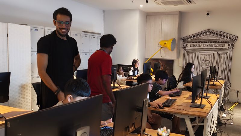 EarlyAdvantage workshop — mentor guiding a student